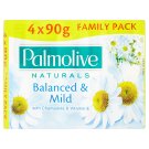 Palmolive Naturals Balanced & mild tuhé mýdlo s výtažkem z heřmánku a vitamínem E 4 x 90g